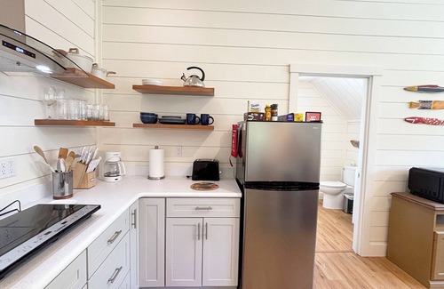 Manset Apartment | Charming apartment for two in Southwest Harbor. King bed, AC, well-equipped.