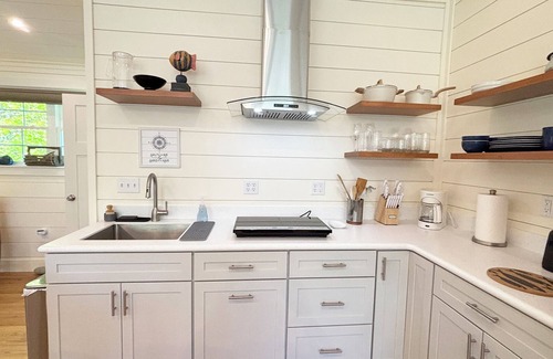 Manset Apartment | Charming apartment for two in Southwest Harbor. King bed, AC, well-equipped.