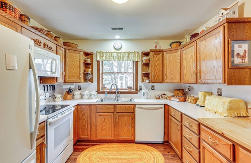 Salunga Apartment | Charming Apartment w/Yard & Beautiful Gardens!