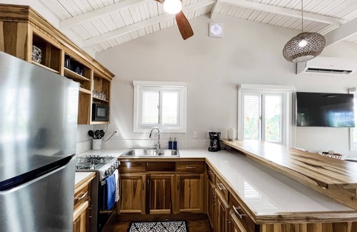 Antoneys Cay Cottage | Charming Beachfront Cottage w/Private Pool in Beautiful Sandy Bay, A/C and WiFi
