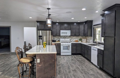 Shipshewana House | Charming, Beautiful 6-bedroom house in wonderful Shipshewana with WiFi, Hot Tub.