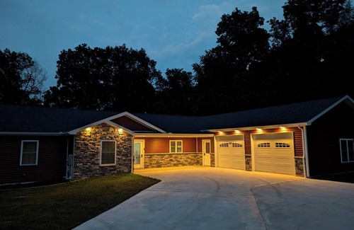 Shipshewana House | Charming, Beautiful 6-bedroom house in wonderful Shipshewana with WiFi, Hot Tub.