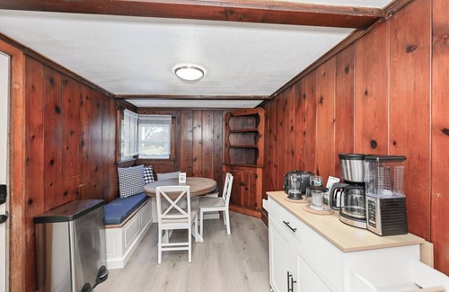 Portage Lakes Cabin | Charming Cape w/King Suite & BBQ — Walk to Portage Lakes!