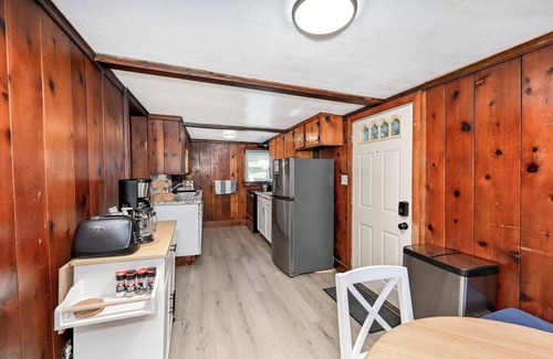 Portage Lakes Cabin | Charming Cape w/King Suite & BBQ — Walk to Portage Lakes!