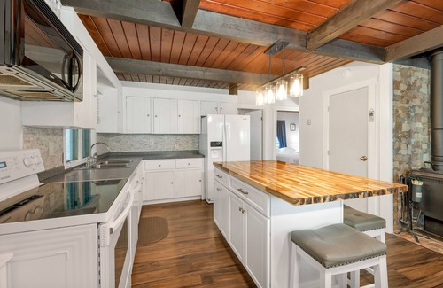 Gilford House | Charming Chalet 5 minutes to both Lake Winni & Gunstock Mtn
