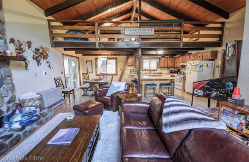 Jackson House | Charming Chalet-minutes from hiking, skiing and Storyland! Great for Families!