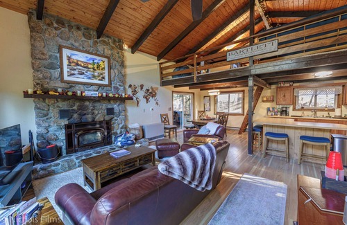 Jackson House | Charming Chalet-minutes from hiking, skiing and Storyland! Great for Families!