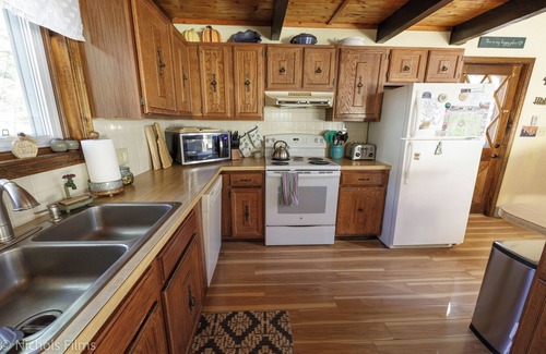 Jackson House | Charming Chalet-minutes from hiking, skiing and Storyland! Great for Families!