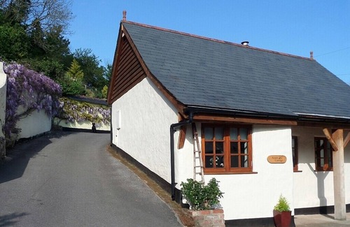Stokeinteignhead Cottage | Charming Character Cottage in Picturesque Village 5 * rated