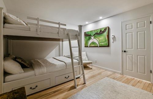 Mont-Tremblant House | Charming Condo with Mont Tremblant and Lake Views