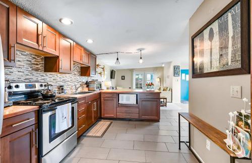 Birch Bay House | Charming Cottage by Creek & Ocean