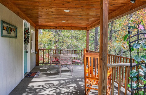 Grottoes Cottage | Charming cottage retreat by Shenandoah National Park and Madison Run Trailhead