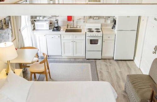 Audubon House | Charming Cottage with an Ergonomic Bed