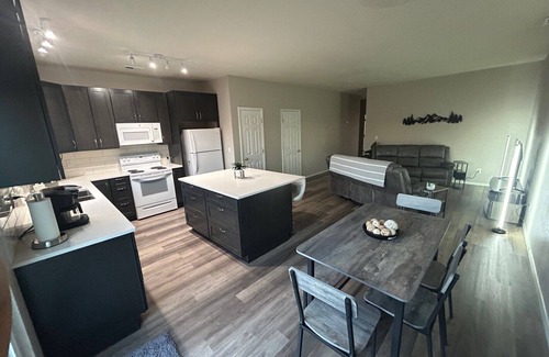 Redmond House | Charming duplex in NW Redmond, close to everything with peek-a-boo mountain view