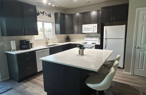 Redmond House | Charming duplex in NW Redmond, close to everything with peek-a-boo mountain view