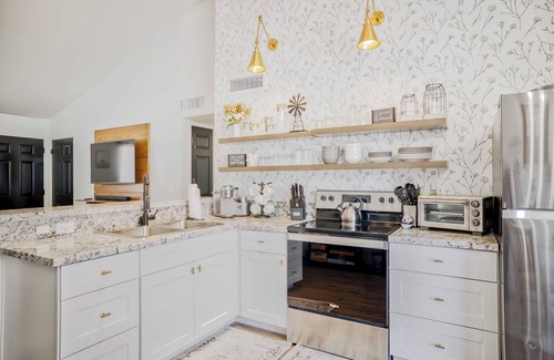 Phoenix Condo | Charming Getaway Near State Farm Arena + More