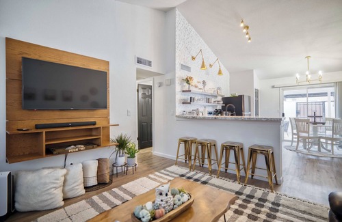 Phoenix Condo | Charming Getaway Near State Farm Arena + More