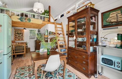 North Chesterfield Cottage | Charming Guesthouse at Historic Bon Air Estate with WiFi, AC