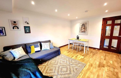 Glasgow Westend Apartment | Charming Home Overlooking River Clyde