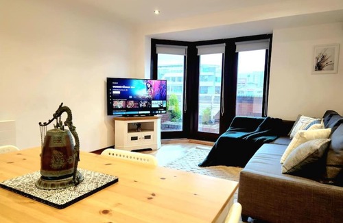 Glasgow Westend Apartment | Charming Home Overlooking River Clyde
