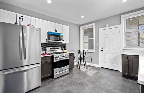Avalon Park House | Charming house in amazing Chicago with WiFi and AC. Close to many restaurants.