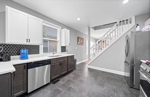 Avalon Park House | Charming house in amazing Chicago with WiFi and AC. Close to many restaurants.