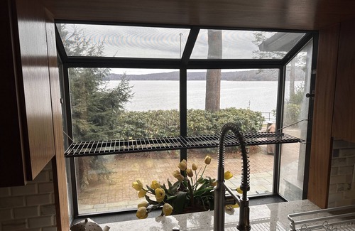 White Mills House | Charming Lakefront Retreat: Stunning Views, Cozy Ambiance