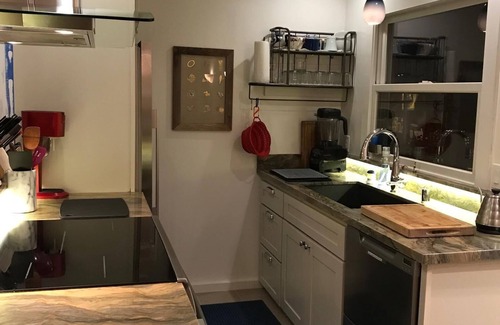 North Fair Oaks House | Charming Mid-Century Modern, 2bed/2bath Cottage w/Lg Garden