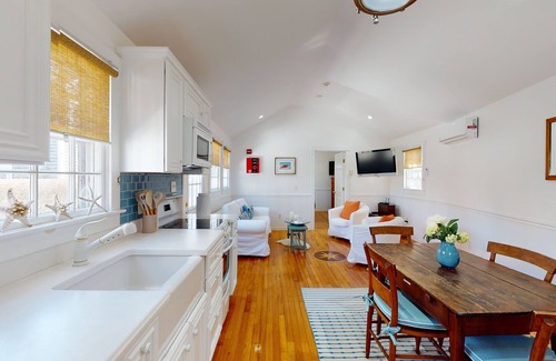 Nantucket Town Cottage | Charming one bedroom cottage, close to lower Main Street and Handlebar Cafe.