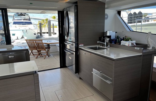 Nassau Boat Rental | Charming power catamaran with 3 bedrooms and WiFi, AC in Paradise Island