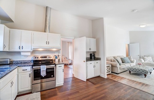 East Forest House | Charming private southern home- pet friendly, King Beds