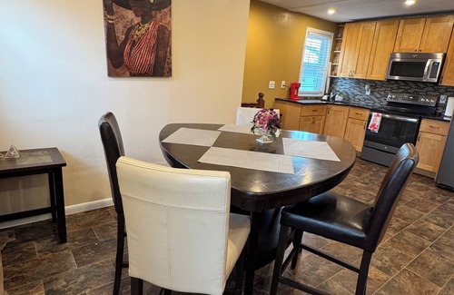 Hempstead Apartment | Charming Urban3-bedroom apartment in Hempstead with WiFi and AC
