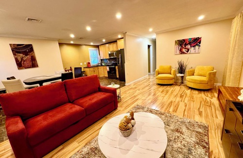 Hempstead Apartment | Charming Urban3-bedroom apartment in Hempstead with WiFi and AC