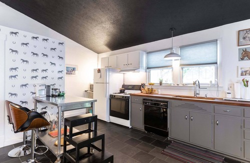 Taylor Berry House | Charming vintage home, centrally located. Fenced yard. Foodie kitchem.