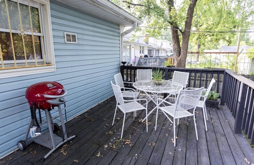 Taylor Berry House | Charming vintage home, centrally located. Fenced yard. Foodie kitchem.