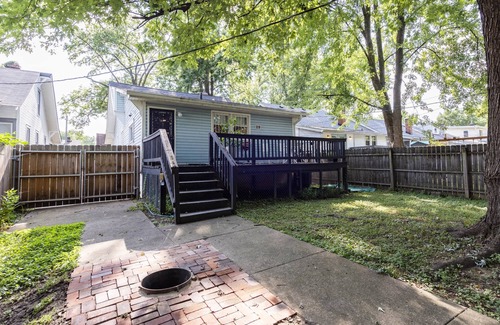 Taylor Berry House | Charming vintage home, centrally located. Fenced yard. Foodie kitchem.