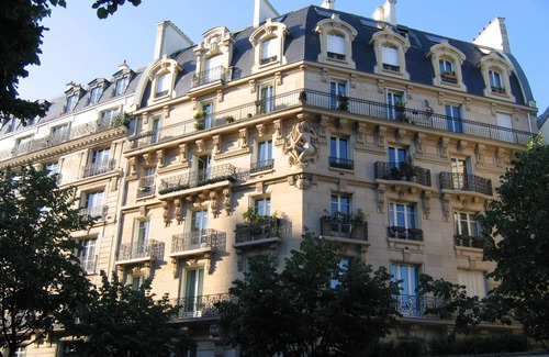 Quartier Saint-Ambroise Apartment | Charming, Well-Appointed Haussmann Flat in Downtown Paris. Mobility lease only