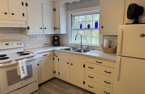 West Falmouth Cottage | Charming West Falmouth Cottage, walk to Chappy beach and Shining Sea bike path!