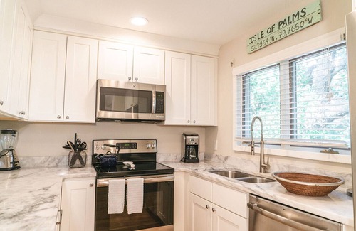 Twin Oaks House | Charming Wild Dunes Cottage with free golf cart