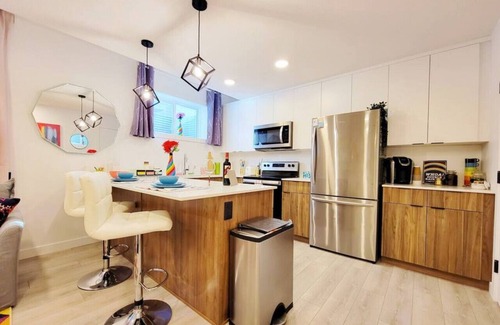 West Edmonton House | Chateau Rainbow - 2 Bedroom/1 Bathroom Suite 5min to DT/UofA - Great for Families