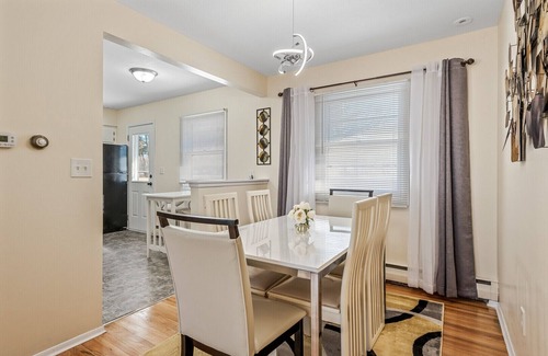 Roseville House | Cheerful Spacious Home near Lake Owasso