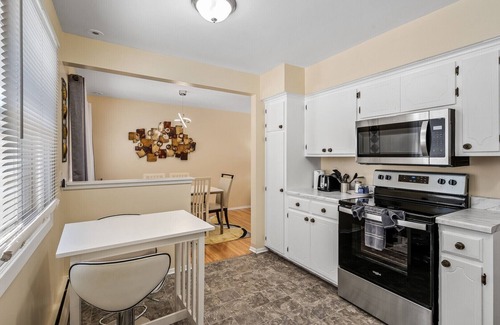Roseville House | Cheerful Spacious Home near Lake Owasso