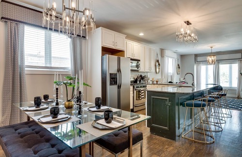 Tri-Taylor Apartment | Chi-Town Chill - Get Anywhere in the City from This Perfectly Located Duplex by AllSet Turnover
