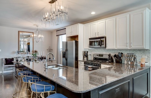 Tri-Taylor Apartment | Chi-Town Chill - Get Anywhere in the City from This Perfectly Located Duplex by AllSet Turnover