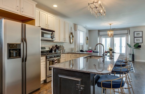 Tri-Taylor Apartment | Chi-Town Chill - Get Anywhere in the City from This Perfectly Located Duplex by AllSet Turnover