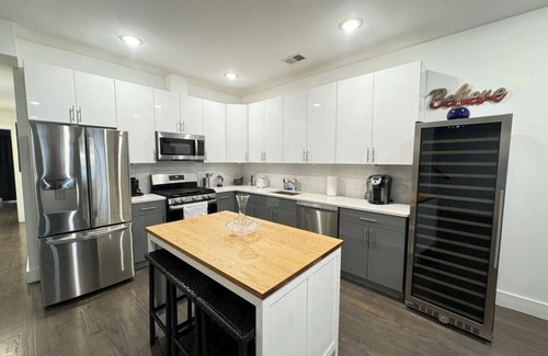 Communipaw Apartment | Chic 2 bedroom apartment with Rooftop views of NYC