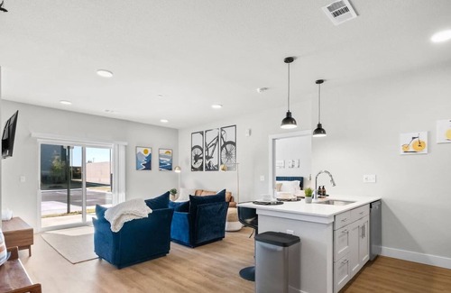 Rogers Apartment | Chic 2BR/2BA Apt. Near UARK, Trails, AMP & Top Golf + Heated Pool + Workspace