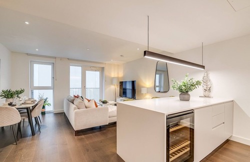 White City Apartment | Chic 2BR 2Bath Balcony Walk to Westfield Mall