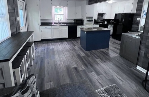 Topeka House | Chic 3br/1ba home~Convenient SW Topeka location~Sleeps 6