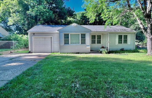 Topeka House | Chic 3br/1ba home~Convenient SW Topeka location~Sleeps 6